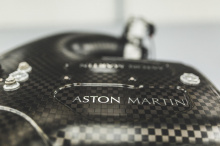 V12, разработанный Cosworth, весит внушительные 206 кг с использованием таких компонентов, как титановые шатуны и поршни F1-spec для оптимизации веса. Aston Martin, по-видимому, избегает более технически совершенных материалов, чтобы гарантировать на