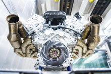 Двигатель, который будет использовать Aston Martin, - новый 6,5-литровый V12. Он производит 1000 л.с. - 153,8 л.с. на литр! Пиковая мощность достигается при 10500 об/мин с красной линией на 11100 об/мин. Крутящий момент 740 Нм достигается при 7000 об