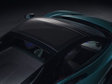 Новый 720S Spider доступен в тех же трех спецификациях, что и версия Coupe, с уровнями комплектации Performance и Luxury, превышающими стандартную комплектацию. Появились два новых цвета - Belize Blue и Aztec Gold, которые были сделаны для нового Spi