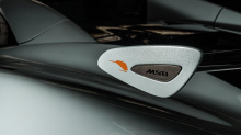 Полоса GT4 продолжается внутри, на спинках сидений с логотипом MSO, прикрепленным к подголовникам. Все автомобили имеют маркировку McLaren Orange на рулевом колесе и табличку с надписью «1 of 6 – RACING THROUGH THE AGES». Последний штрих - это цвет а