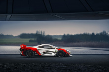 Сделанный на заказ McLaren P1 GTR выполнен в цветах McLaren MP4/4, спонсируемой Ayrton's Marlboro. Он использует краски MSL McLaren Rocket Red и Anniversary White. Автомобиль также украшен бразильским флагом и узнаваемым дизайном шлема Сенны.