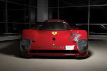 Но, похоже, он получил благословение Ferrari (через четыре года после кончины Энцо), во всяком случае, его питает F355 – предшественник сегодняшних 488. 3,5-литровый атмосферный V8 с 40 клапанами производит 375 лошадиных сил в дорожной версии, но он 