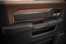 Модели Ram Heavy Duty Laramie Longhorn с гордостью демонстрируют хромированную решетку радиатора и отделку, окружающую светодиодные лампы, с адаптивной системой переднего освещения.