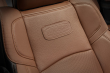 Благодаря использованию материалов премиум-класса, Laramie Longhorn также привносит характерные черты и новые дизайнерские идеи - наряду со вставками ручной работы, команда дизайнеров добавила проверенные временем деали, такие как старинные карманные