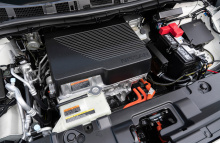 В этом конкретном случае особенным является то, что «PLUS» означает повышенную энергию автомобильного аккумуляторного блока - 62 кВт и более высокую мощность - 214 л.с.