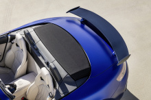 Представляя нам новый родстер AMG GT R. Эта машина чувствует себя как дома как на треке, так и на прибрежных дорогах.