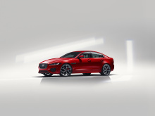 2020 Jaguar XE бросается в глаза с более острым и более агрессивным внешним видом. Автомобиль получает обновленную переднюю часть, которая включает новый бампер и более широкую решетку радиатора. Также появился новый задний бампер и задняя обшивка, к