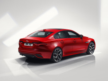 Новый Jaguar XE Sport Sedan отличается обновленным интерьером, вниманием к деталям и преимуществами премиальных компонентов и материалов.