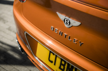 Bentley официально представил модели Bentley Continental GT V8 и GTC V8 спустя несколько недель после того, как GTC дебютировал на автосалоне в Женеве 2019.