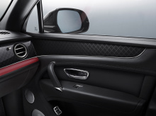 Bentayga V8 Design Series предлагает совершенно новую отделку интерьера. Внутренняя палитра Duotone поставляется в цветах Pillar Box Red, Orange, Mulliner White или Klein Blue. Абсолютно новое плетение из карбона, нанесенное на приборную панель и две