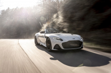 Инженеры и дизайнеры Aston Martin хорошо поработали над дизайном крыши и задней части. DBS Superleggera Volante с лучшей в своем классе высотой - 260 мм с гордостью демонстрирует гладкий задний профиль и максимальную вместимость багажника, не жертвуя