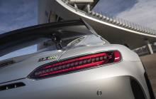 Кроме того, GT R PRO оснащен новой регулируемой подвеской, легкой конструкцией с множеством компонентов из карбона, уникальным гоночным и функциональным аэродинамическим дизайном. Все эти усовершенствования позволяют машине AMG проходить круг Нюрбург
