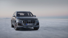 Audi SQ7 TDI поступит в продажу в Германии в конце июля и будет стоить 94 900 евро, а семиместная модель - от 96 420 евро.