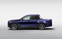 Проект был реализован совместно с подразделениями BMW по разработке концептуальных автомобилей и модельным технологиям. X7 получает кузов на 10 см длиннее, чем стандартная модель. CFRP на крыше, задних дверях и багажнике помогает сбросить 200 кг по с