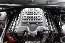 Представленный еще в 2014 году, SRT Hellcat вышел на трассу с огромной мощностью 717 л.с. от 6,2-литрового двигателя V8.