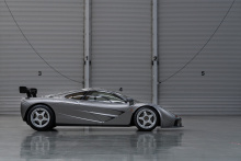 Что делает этот конкретный McLaren таким особенным, так это его статус одного из двух экземпляров. После завершения серийного производства «стандартных» дорожных автомобилей F1 McLaren модернизировал два обычных дорожных автомобиля до спецификаций LM