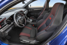 Civic Si Coupe и Sedan получает усовершенствованный внешний стиль, который подчеркивают агрессивную и динамичную внешность автомобиля. Модернизация и изменения включают обновленный дизайн нижней части корпуса, противотуманный фары, фирменную решетку 