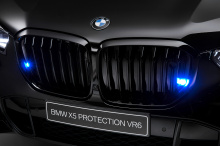 Алюминиевый защитный экран защищает ходовую часть. В результате BMW может похвастаться защитой от гранат. Стандартное стекло было заменено на стекло толщиной 33 мм из поликарбоната.