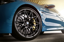 Кроме того, специальный автомобиль оснащен спортивной крышей из карбона, легкосплавными 20-дюймовыми колесами М со звездообразными спицами в цвете Orbit Grey и спортивными шинами.