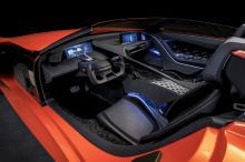 2020 Karma Revero GT получает элегантную концепцию дизайна и свежий интерьер. Фактически, салон оснащен высококачественными материалами, спортивными сиденьями, усовершенствованной информационно-развлекательной системой и первой в отрасли тактильной р