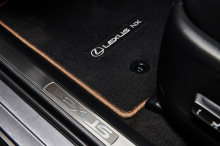 2020 NX 300 Black Line Special Edition основан на пакете Premium и поставляется с 18-дюймовыми эксклюзивными колесами с бронзовой отделкой, в сочетании с отделкой Eminent White Pearl, Nebula Grey Pearl или Metador Red Mica. Конечно, фирменная передня