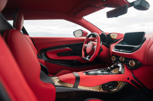 Современный брат недавно представленного DB4 GT Zagato Continuation оснащен 5,2-литровым двигателем V12 с двумя турбинами, который вырабатывает в общей сложности 760 л.с. и имеет тонны усовершенствованных систем и гаджетов. При цене в 6 миллионов фун