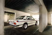 Реставрация наконец завершена с восстановленным BMW 530 MLE, представленным в «Доме легенд BMW», BMW Group, Завод Росслин. Торжественное открытие MLE состоялось перед четырьмя сотрудниками BMW Group в Южной Африке, которые собирались создать оригинал
