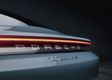 После ошеломительного успеха новейших машин Porsche, бренд продолжает эту линейку, представляя новые модели и с гордостью демонстрирует совершенно новый Taycan 4S.
