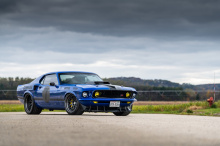 С точки зрения стиля и формы Ringbrothers расширили кузов Mustang на 3 см с каждой стороны, что придает автомобилю более мускулистый и агрессивный вид. Кузов сочетает карбоновые и стальные панели, которые были полностью изменены Ringbrothers. Дополни