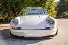 Специалист по калифорнийским электромобилям продемонстрировал комплект для электромобилей на автошоуSEMA 2019. Автомобиль был построен в прошлом году, но в этом году он получил большую огласку, сочетая классические цвета Porsche с красивым интерьером
