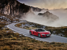 Audi обновила решетку радиатора для нового R8, она стала шире и ровнее. Наряду с более широкими воздухозаборниками, она заполняет переднюю часть лучше, чем когда-либо прежде. Как и в большинстве моделей Audi, капот оснащен новым вентиляционным отверс