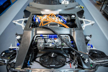Aspark Owl стремится стать самым мощным электромобилем. В системе используются четыре электрических двигателя с общей мощностью системы 2 012 л.с. Крутящий момент составляет 2000 Нм, что делает Owl в три раза более мощным, чем машина Формулы Е.