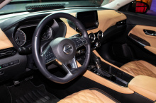 Восьмое поколение Sentra построено на совершенно новой платформе и примерно на 5 см ниже и на 5 см шире, чем текущая модель, что делает его более спортивным. Включая новейший язык дизайна Nissan, решетку V-motion, узкие светодиодные фары и новый диза