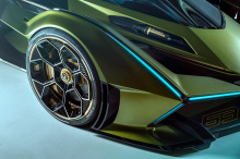 Вес Lamborghini Lambo V12 Vision Gran Turismo составляет всего 819 кг, 1 лошадиная сила на каждый килограмм веса. Стиль истребителя явно помогает в этом! Внутри встроен голографический дисплей.