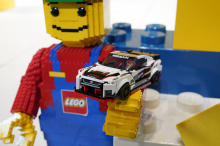 Lego и Nissan GT-R Nismo представляет собой первое партнерство между датской компанией по производству игрушек и любым японским автопроизводителем, о чем было объявлено вчера в глобальной штаб-квартире Nissan в Иокогаме. Модель состоит из 298 частей,