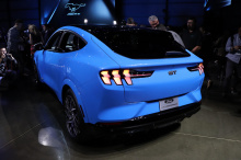 Чуть более недели назад 2021 Ford Mustang Mach-E дебютировал в мире, а затем был показан публике на автосалоне в Лос-Анджелесе. Неудивительно, что спрос на первый в мире электрический внедорожник Ford кажется высоким, поскольку Mustang Mach-E First E