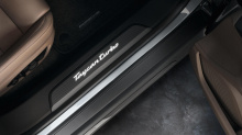 Пакет Carbon SportDesign стоит 5660 долларов. Он включает верхнюю и нижнюю переднюю панель, накладки на пороги и уникальный задний диффузор.