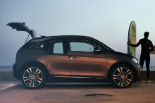 В то время как оригинальный 2014 BMW i3 имел дальность хода 130 км (или 240 км с увеличением дальности), модель 2019 года может проехать 245 км - без увеличения дальности или 320 км с. Добавьте к этому растущее число быстрых зарядок, распространяющих