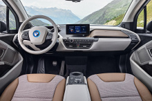 Является ли BMW i3 чистым электромобилем или гибридом? Ответ «да», в зависимости версии. По своей сути это электромобиль. Однако его также можно использовать с расширителем диапазона - небольшим двигателем внутреннего сгорания, который включается, ко