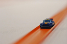 Построенная в партнерстве с производителем Hot Wheels Mattel, оранжевая трасса имеет длину почти 6 метров, и устанавливает официальный мировой рекорд Гиннеса по самой длинной трассе Hot Wheels, побив предыдущий рекорд в 5,6 метров в России. Трасса бы