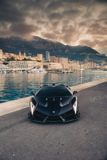 Veneno Roadster - это специальная модель, созданная на основе Lamborghini Aventador. Он получил тот же 6,5-литровый V12 и выдает мощность в 750 л.с. Он стоил €3300000, когда был первоначально представлен в 2014 году.