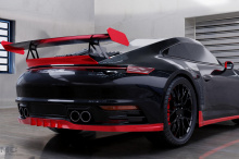 Комплект DMC Emozione GT также включает диффузор для заднего бампера, который помогает направлять воздух, который движется под автомобилем, и массивное заднее антикрыло размером 47 дюймов, вдохновленное ориентированным на трек Porsche 911 RSR. Это да