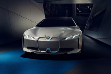 В соответствии с BMW Blog, который говорит, что концепция i4 будет более или менее готова к производству - без сумасшедшего, непрактичного интерьера, или дико невероятного внешнего стиля. Автомобиль станет лишь третьим по счету электромобилем BMW под