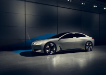 В соответствии с BMW Blog, который говорит, что концепция i4 будет более или менее готова к производству - без сумасшедшего, непрактичного интерьера, или дико невероятного внешнего стиля. Автомобиль станет лишь третьим по счету электромобилем BMW под