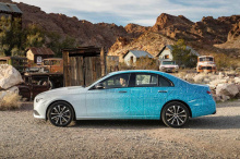 На тизер-фотографиях Mercedes изображены слегка замаскированные модели, бродящие по улицам Лас-Вегаса Как и следовало ожидать изменения стиля выглядят относительно незначительными. Ожидайте, что передняя и задняя панели получат обновленные новые бамп