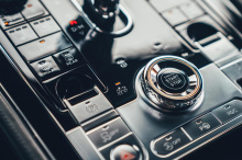 В Bentley все было довольно стандартно кроме нескольких улучшений. Continental GT оснащен каркасом сзади, бортовой системой пожаротушения, спортивными сиденьями и подвеской. Ice Race Continental GT также получает увеличение номинальной высоты дорожно