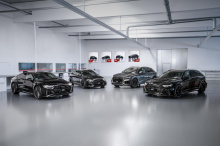 «Я с нетерпением жду каждую новую модель RS, потому что она, несомненно, представляет спортивную вершину линейки Audi», - сказал генеральный директор компании Ханс-Юрген Абт: «Поэтому я очень рад узнать, насколько высоко мы можем поднять планку».