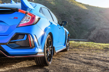 2020 Civic Type R вносит многочисленные изменения и улучшения во всю линейку Type R и с гордостью демонстрирует новый стиль, улучшенную управляемость и торможение, улучшенное охлаждение двигателя и обновленные технологии Honda Sensing для обеспечения