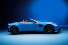 Время разгона до сотни - не единственная быстрая часть нового родстера Vantage, потому что Aston Martin говорит, что тканевая крыша может быть опущена за 6,7 секунды или поднята за 6,8 секунды (самый быстрый полностью рабочий цикл из всех автоматичес