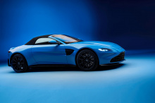 В конце 2019 года Aston Martin дразнил нас версией кабриолета своего последнего Vantage. Автомобиль был показан только в качестве инженерного прототипа, но позже был замечен на Нюрбургринге. Теперь, 2021 Aston Martin Vantage Roadster прибыл в произво